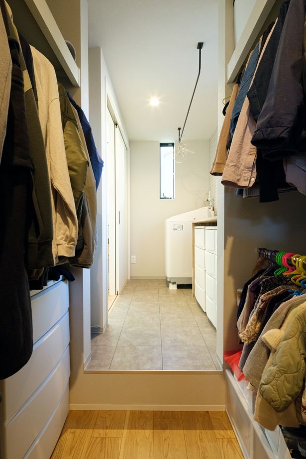 ハウスイズム建築設計事務所 【3044万円/40坪台/間取り有】キッチンから見える斜めの窓。料理の合間に、空の色を楽しむひとときの建築実例画像7