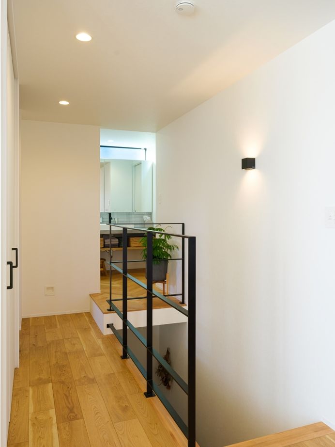 ハウスイズム建築設計事務所 【3044万円/40坪台/間取り有】キッチンから見える斜めの窓。料理の合間に、空の色を楽しむひとときの建築実例画像8