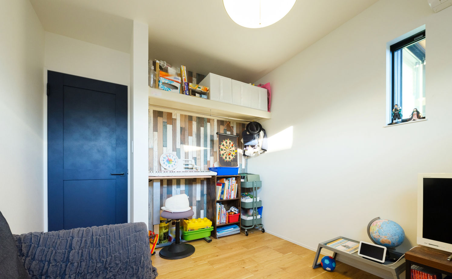 ハウスイズム建築設計事務所 【3044万円/40坪台/間取り有】キッチンから見える斜めの窓。料理の合間に、空の色を楽しむひとときの建築実例画像9