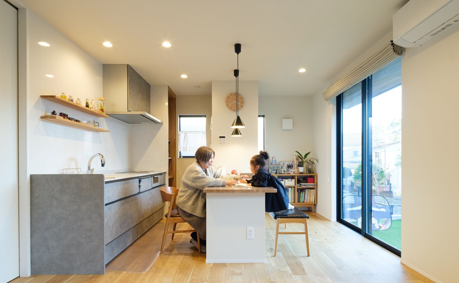 ハウスイズム建築設計事務所 【3044万円/40坪台/間取り有】キッチンから見える斜めの窓。料理の合間に、空の色を楽しむひとときの建築実例画像10