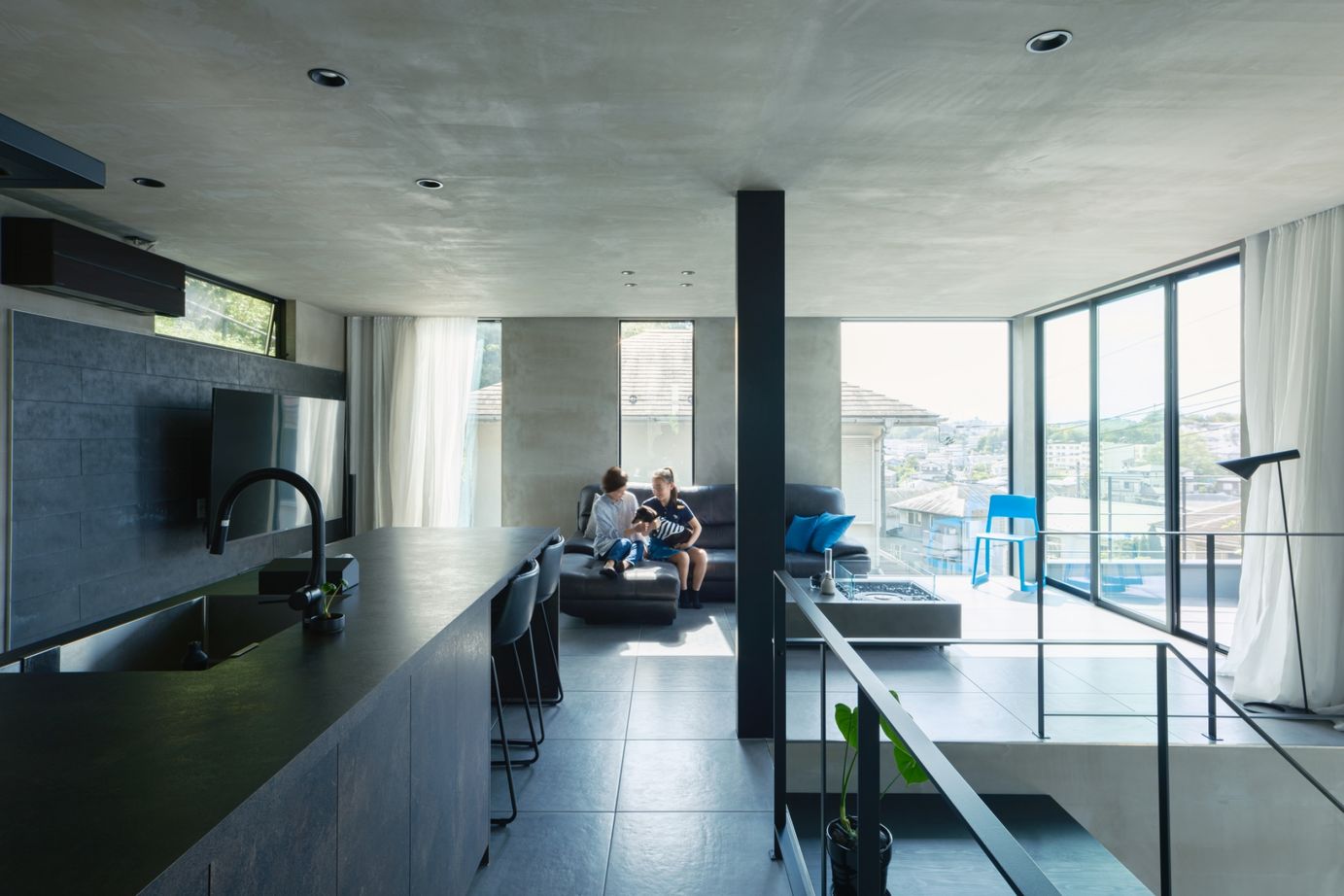 ハウスイズム建築設計事務所 【4000～4500万円/間取り有】モルタルの壁に光が映える。美術館のような空間で、夫婦のワイン時間を楽しむの建築実例画像