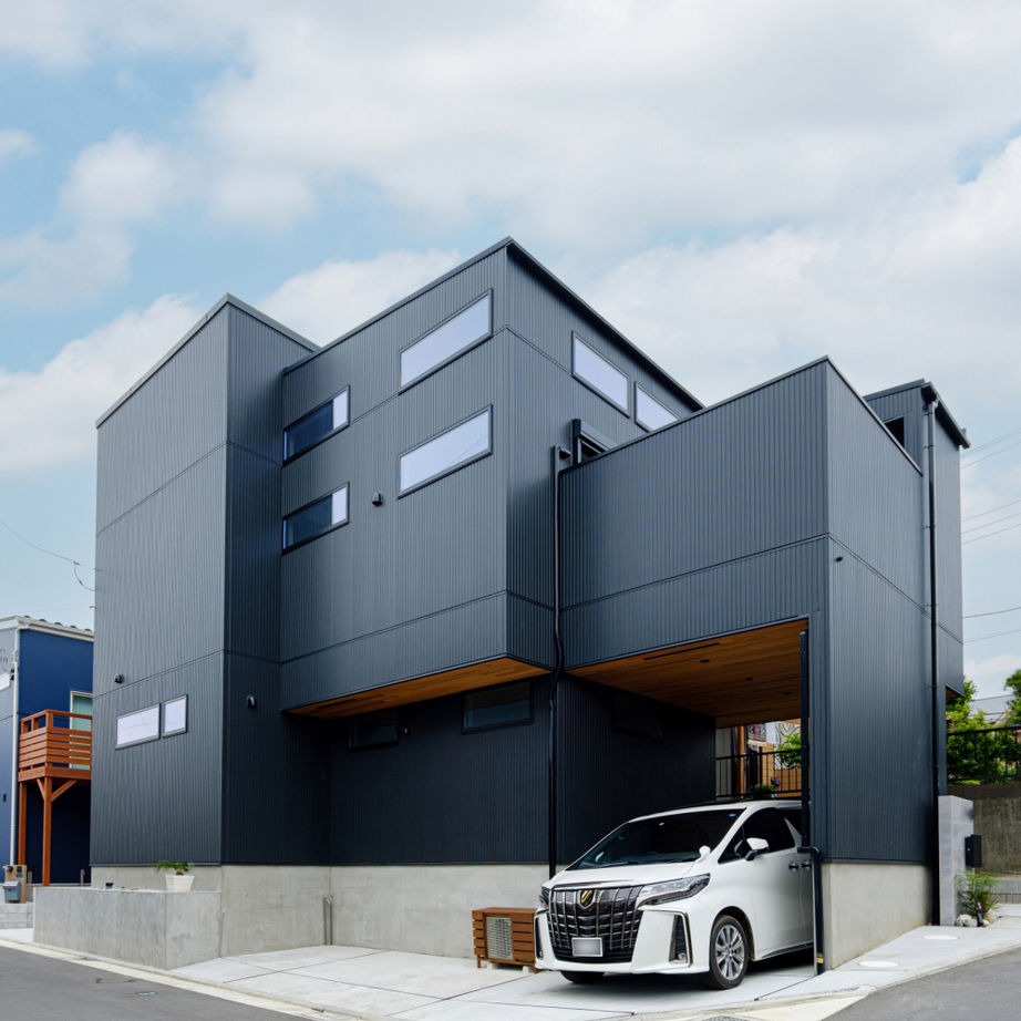 ハウスイズム建築設計事務所 【間取り図有】リビングからつながるバルコニーで乾杯！プール遊びやBBQを楽しみながら、最高のひとときの建築実例画像1