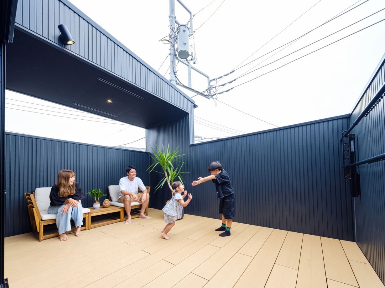 ハウスイズム建築設計事務所 【間取り図有】リビングからつながるバルコニーで乾杯！プール遊びやBBQを楽しみながら、最高のひとときの建築実例画像2