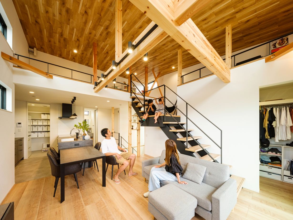 ハウスイズム建築設計事務所 【間取り図有】リビングからつながるバルコニーで乾杯！プール遊びやBBQを楽しみながら、最高のひとときの建築実例画像3