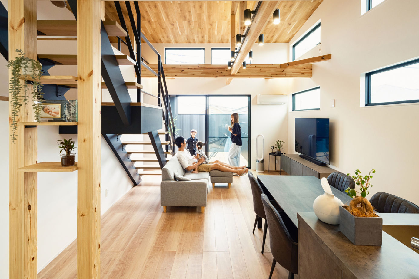 ハウスイズム建築設計事務所 【間取り図有】リビングからつながるバルコニーで乾杯！プール遊びやBBQを楽しみながら、最高のひとときの建築実例画像4