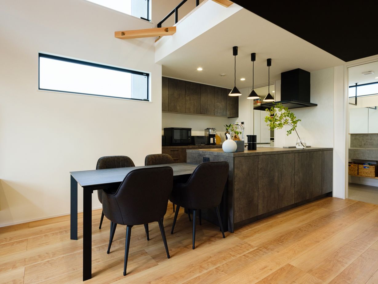 ハウスイズム建築設計事務所 【間取り図有】リビングからつながるバルコニーで乾杯！プール遊びやBBQを楽しみながら、最高のひとときの建築実例画像5