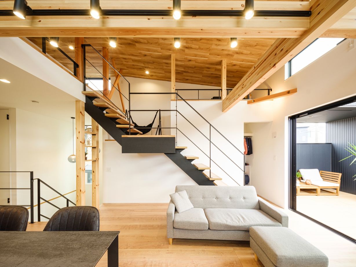 ハウスイズム建築設計事務所 【間取り図有】リビングからつながるバルコニーで乾杯！プール遊びやBBQを楽しみながら、最高のひとときの建築実例画像6