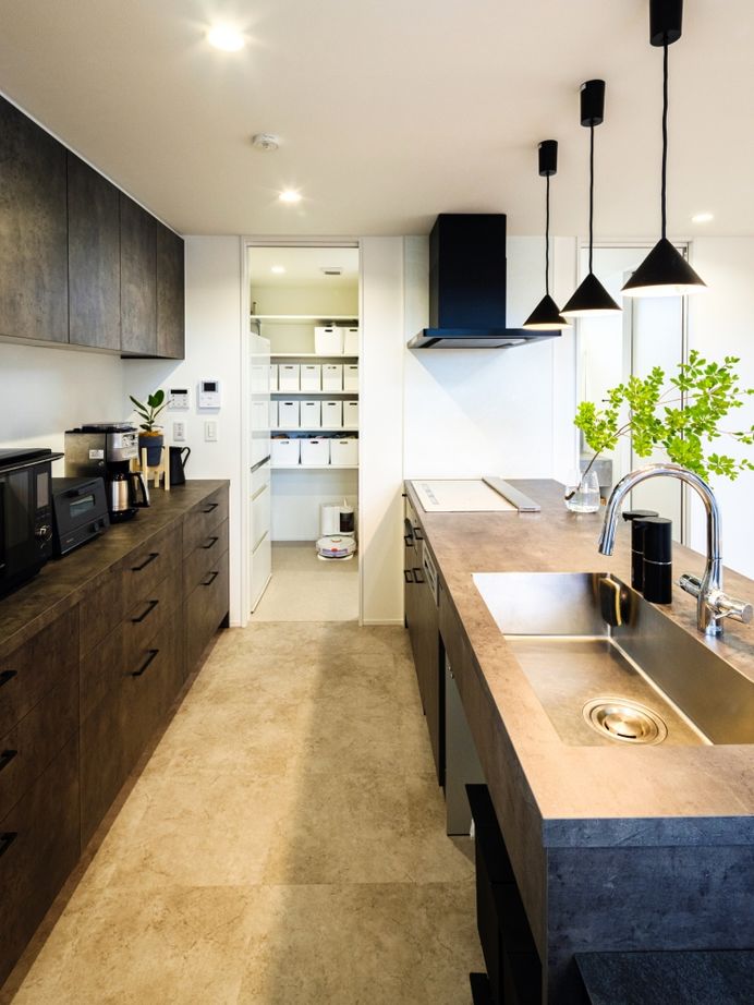 ハウスイズム建築設計事務所 【間取り図有】リビングからつながるバルコニーで乾杯！プール遊びやBBQを楽しみながら、最高のひとときの建築実例画像7