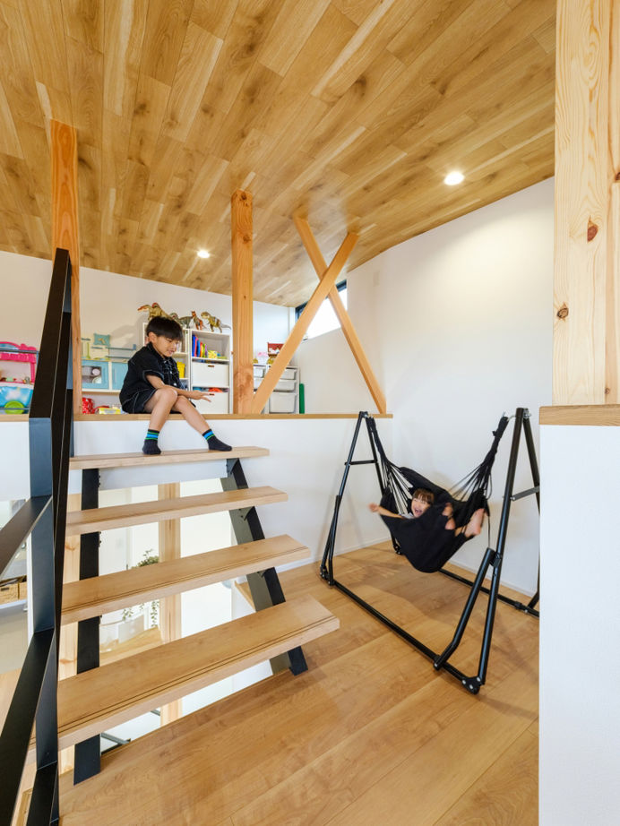 ハウスイズム建築設計事務所 【間取り図有】リビングからつながるバルコニーで乾杯！プール遊びやBBQを楽しみながら、最高のひとときの建築実例画像10