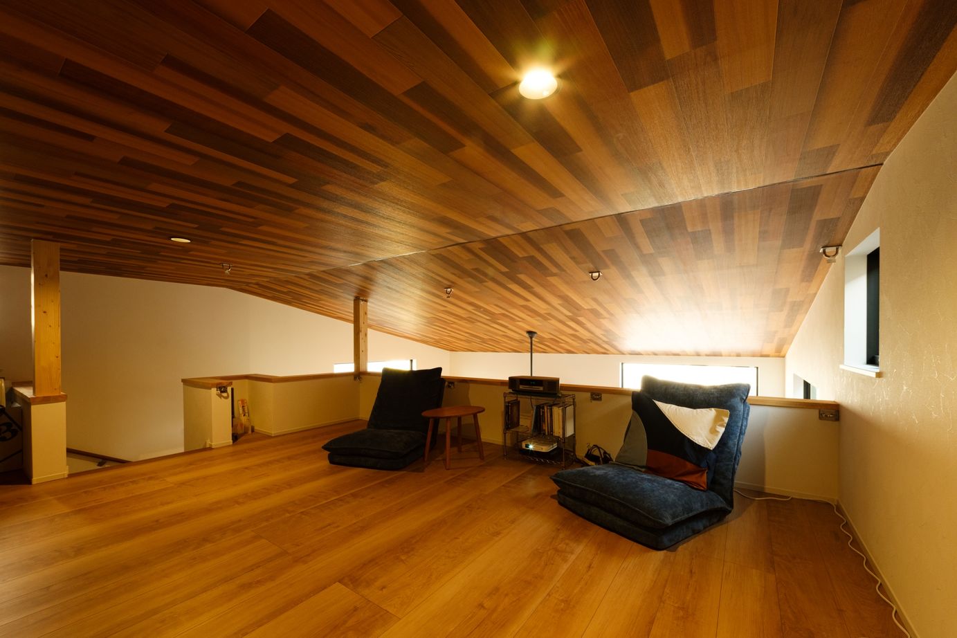 ハウスイズム建築設計事務所 【3200万円台/間取り有】おこもり感あるロフトで、映画やライブ映像を楽しむ。趣味に没頭できる特別な空間の建築実例画像10