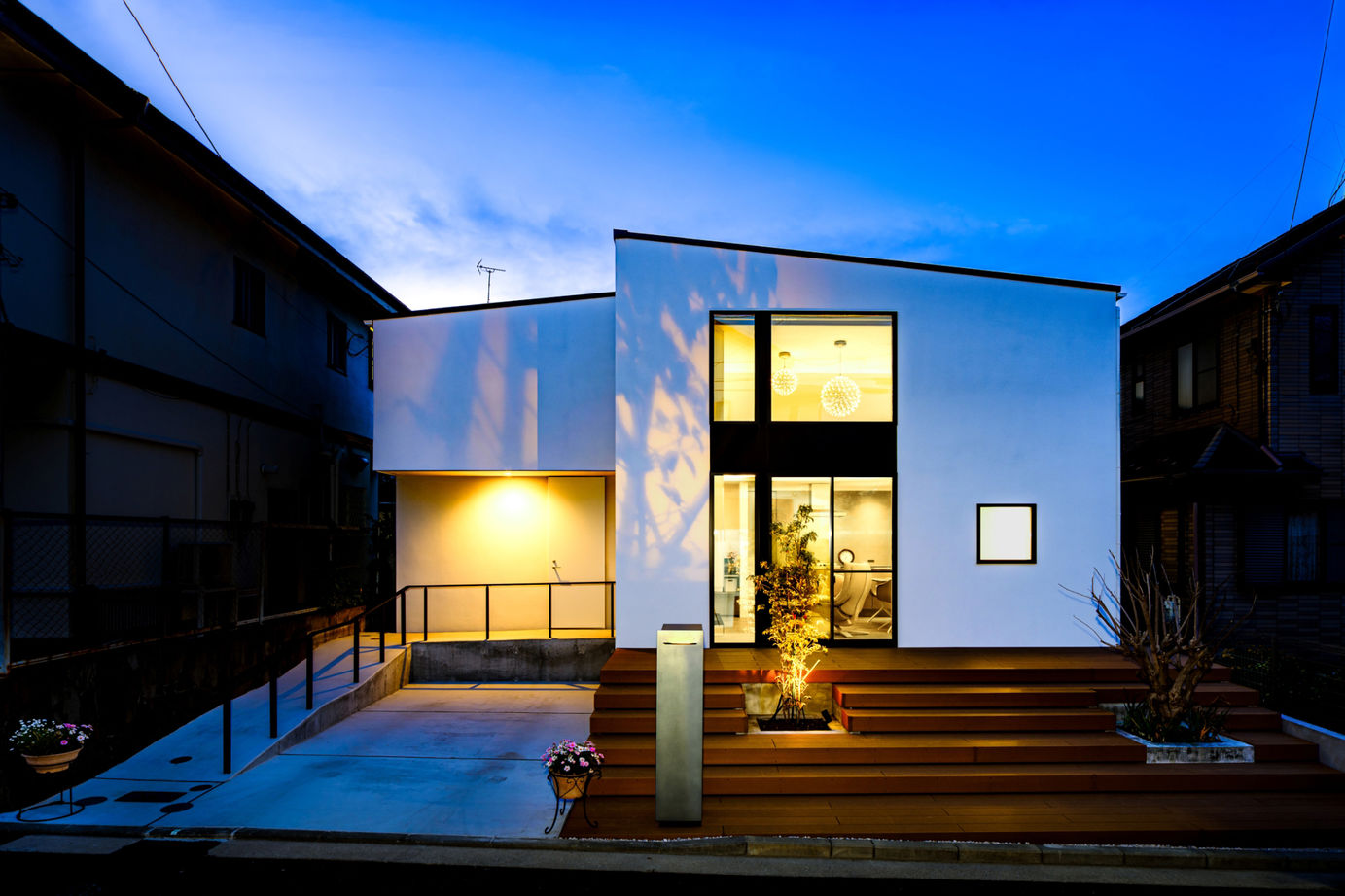 ハウスイズム建築設計事務所 【3000～3499万円/29.9坪/間取り有】美術館のようなリビングで、絵画と炎が彩る至福のひとときの建築実例画像1