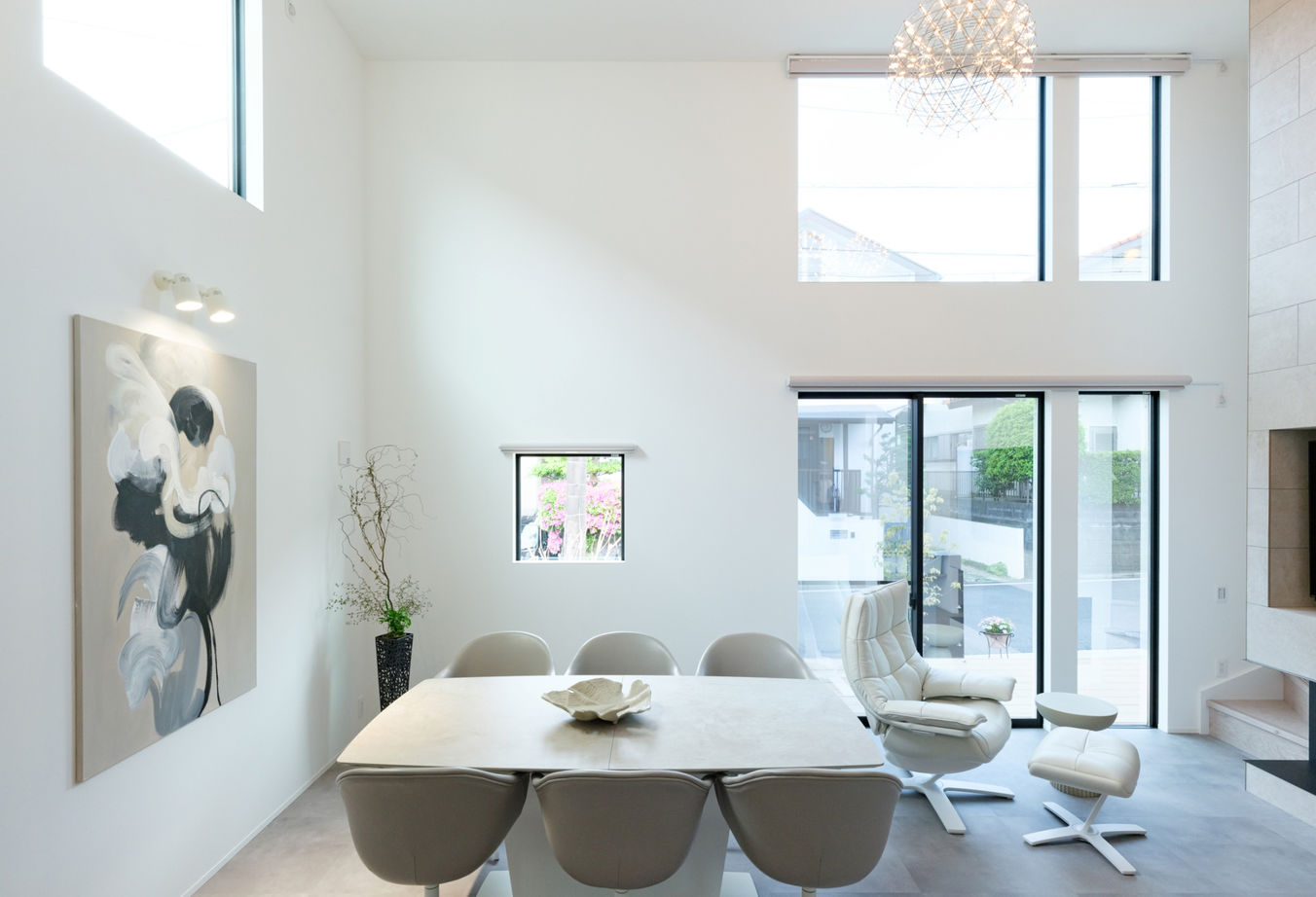 ハウスイズム建築設計事務所 【3000～3499万円/29.9坪/間取り有】美術館のようなリビングで、絵画と炎が彩る至福のひとときの建築実例画像2