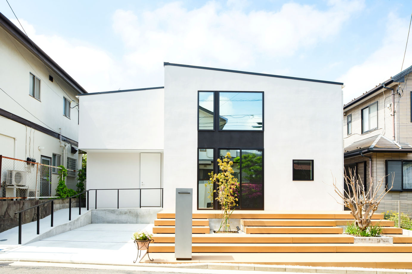 ハウスイズム建築設計事務所 【3000～3499万円/29.9坪/間取り有】美術館のようなリビングで、絵画と炎が彩る至福のひとときの建築実例画像3