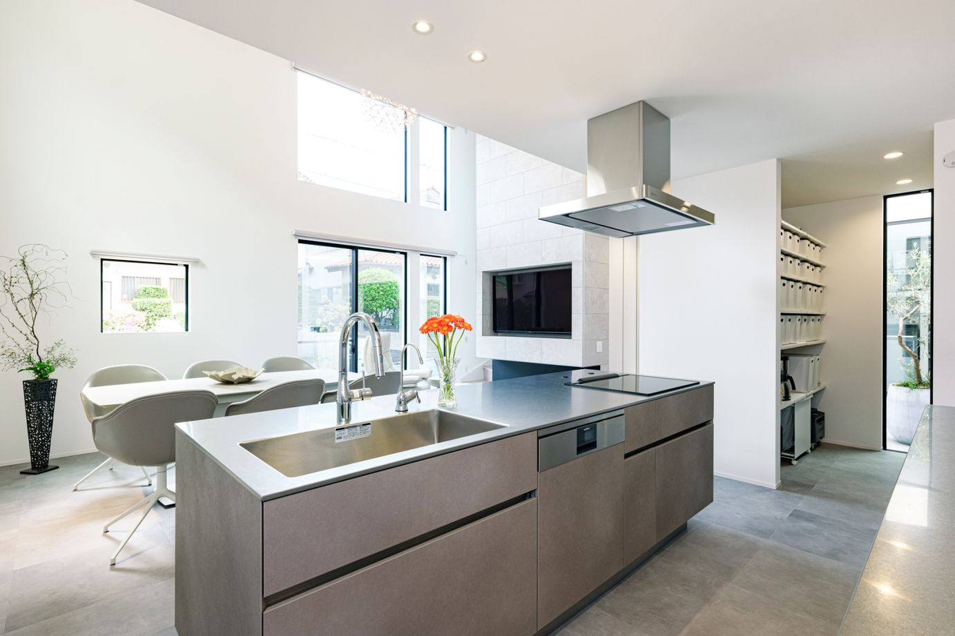 ハウスイズム建築設計事務所 【3000～3499万円/29.9坪/間取り有】美術館のようなリビングで、絵画と炎が彩る至福のひとときの建築実例画像8