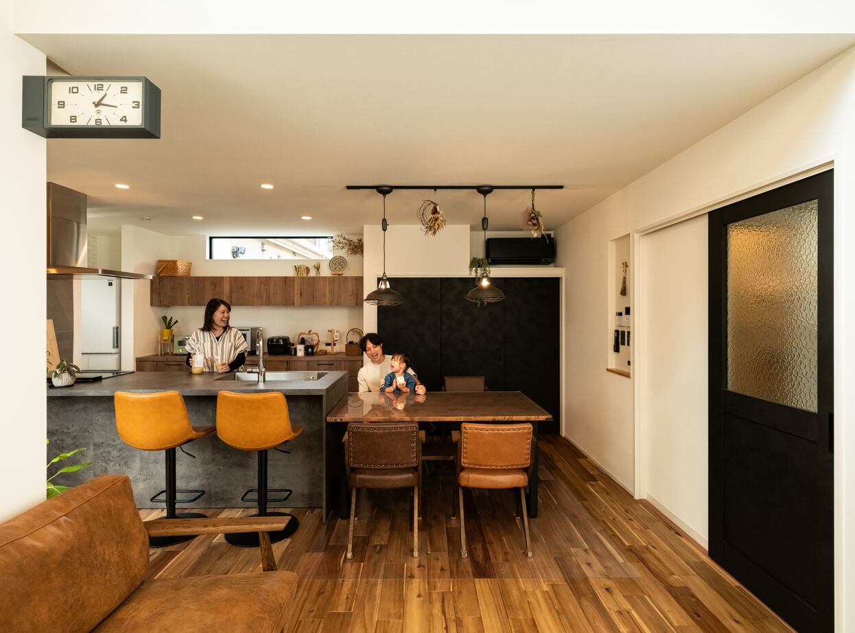 ハウスイズム建築設計事務所 【3000万円台/30.9坪/間取り有】カウンターに腰かけてお酒が楽しめる、バーのようなキッチンがある家の建築実例画像2