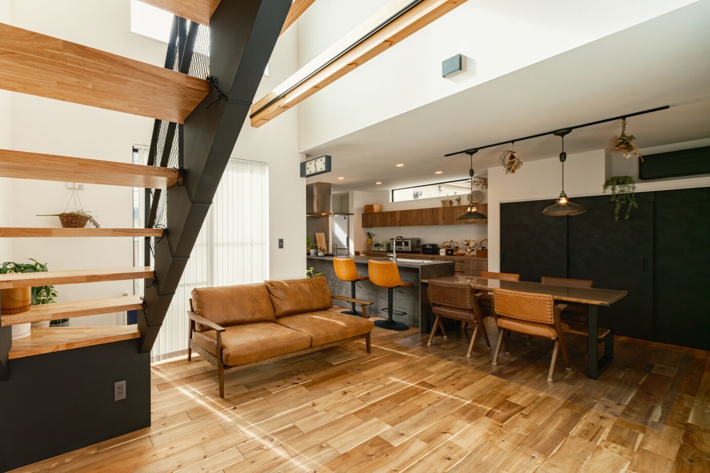 ハウスイズム建築設計事務所 【3000万円台/30.9坪/間取り有】カウンターに腰かけてお酒が楽しめる、バーのようなキッチンがある家の建築実例画像3