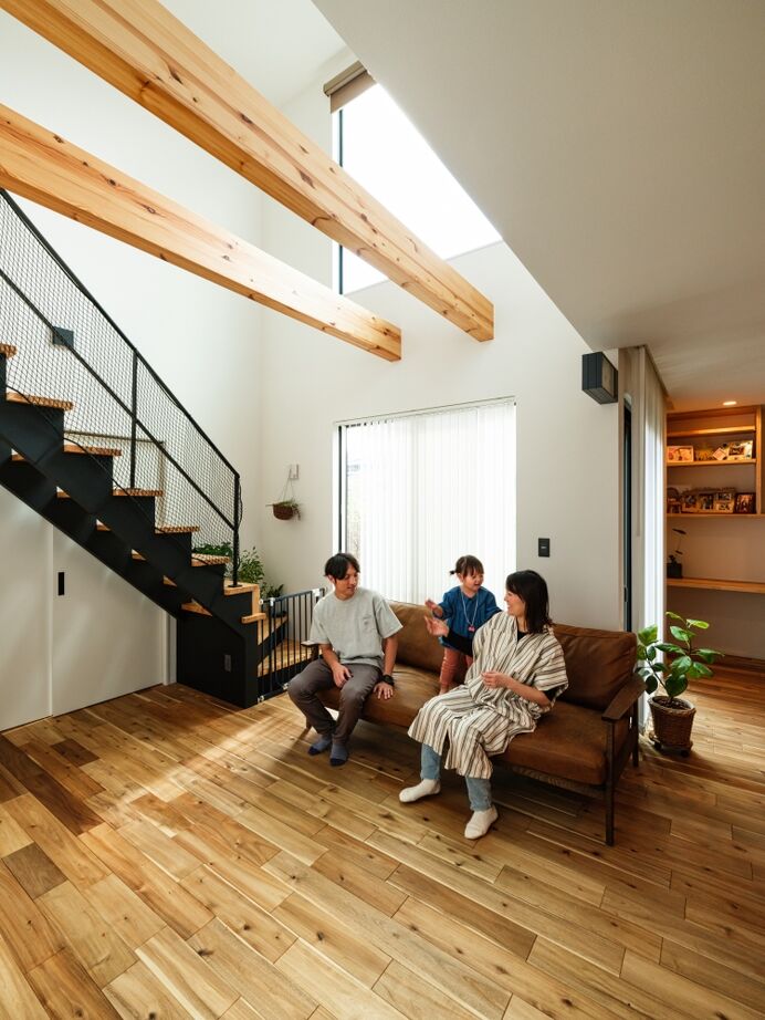 ハウスイズム建築設計事務所 【3000万円台/30.9坪/間取り有】カウンターに腰かけてお酒が楽しめる、バーのようなキッチンがある家の建築実例画像4