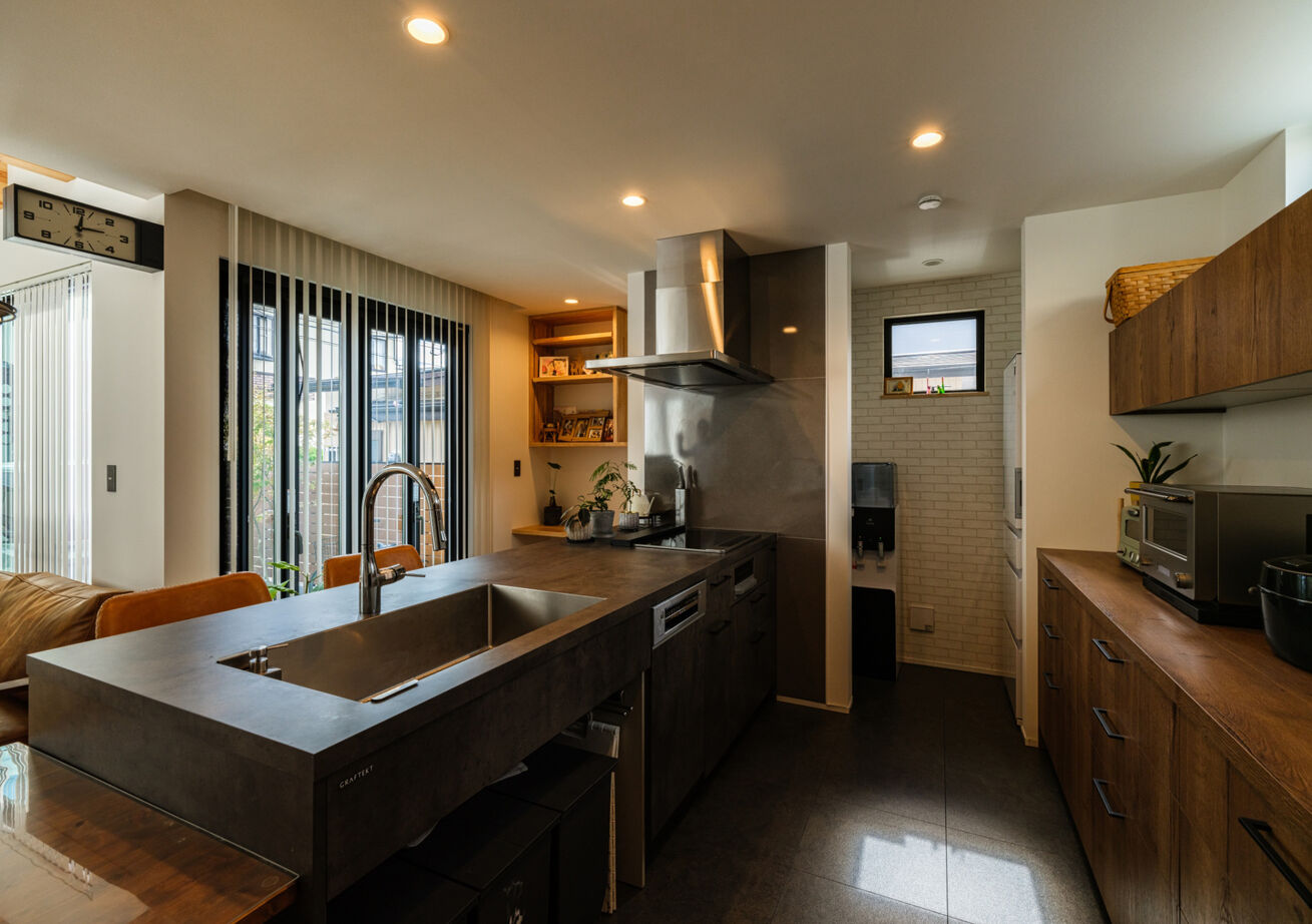 ハウスイズム建築設計事務所 【3000万円台/30.9坪/間取り有】カウンターに腰かけてお酒が楽しめる、バーのようなキッチンがある家の建築実例画像5