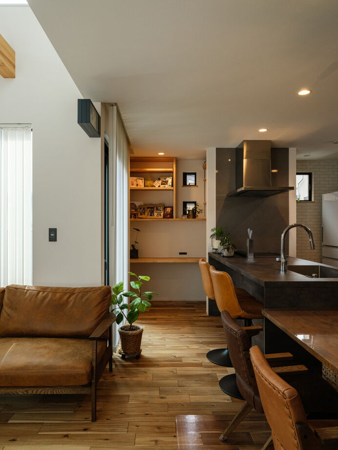 ハウスイズム建築設計事務所 【3000万円台/30.9坪/間取り有】カウンターに腰かけてお酒が楽しめる、バーのようなキッチンがある家の建築実例画像6