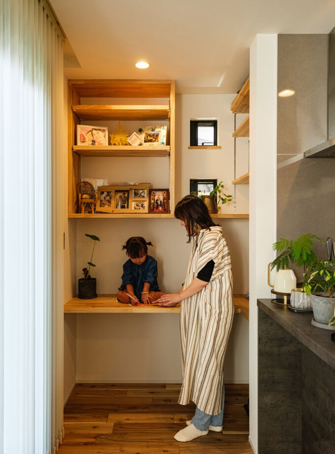 ハウスイズム建築設計事務所 【3000万円台/30.9坪/間取り有】カウンターに腰かけてお酒が楽しめる、バーのようなキッチンがある家の建築実例画像7