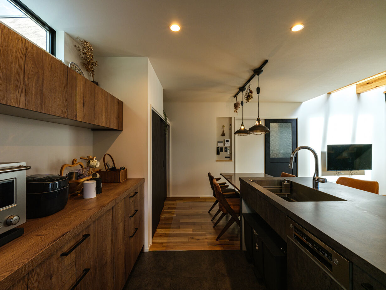 ハウスイズム建築設計事務所 【3000万円台/30.9坪/間取り有】カウンターに腰かけてお酒が楽しめる、バーのようなキッチンがある家の建築実例画像8