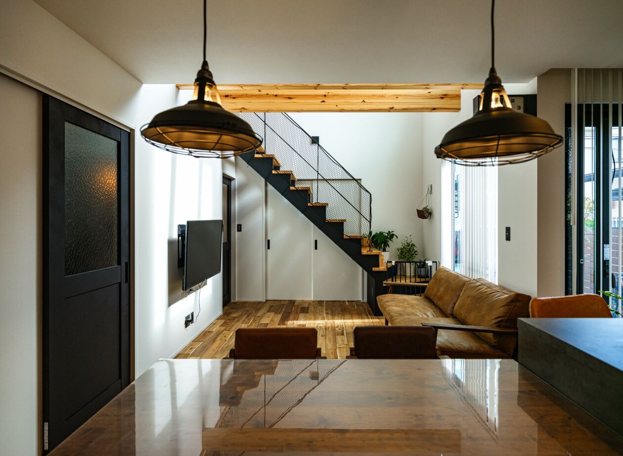 ハウスイズム建築設計事務所 【3000万円台/30.9坪/間取り有】カウンターに腰かけてお酒が楽しめる、バーのようなキッチンがある家の建築実例画像9