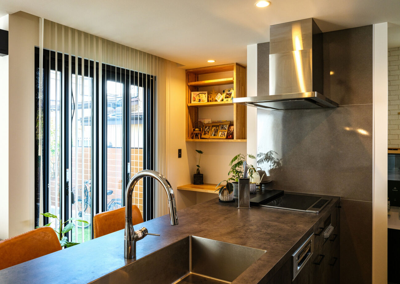 ハウスイズム建築設計事務所 【3000万円台/30.9坪/間取り有】カウンターに腰かけてお酒が楽しめる、バーのようなキッチンがある家の建築実例画像10