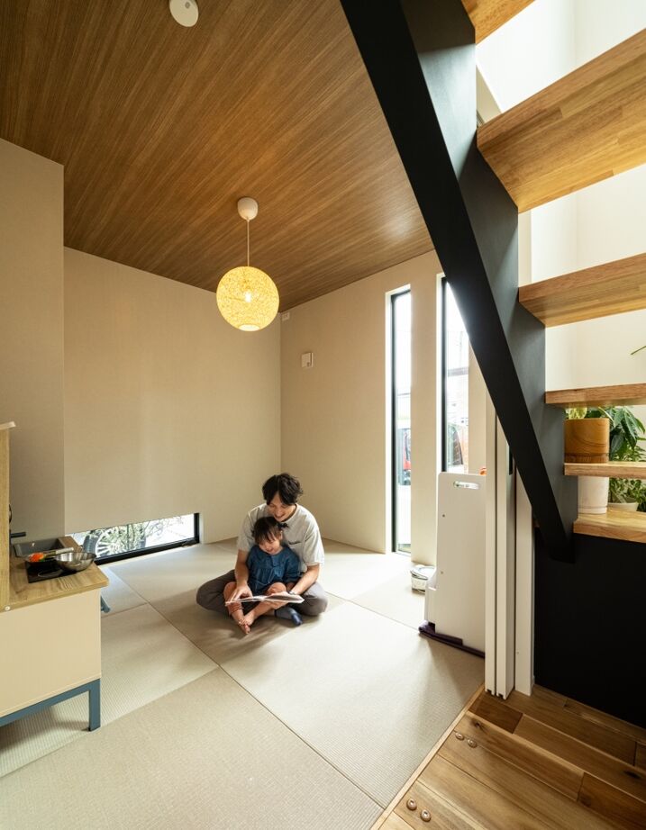 ハウスイズム建築設計事務所 【3000万円台/30.9坪/間取り有】カウンターに腰かけてお酒が楽しめる、バーのようなキッチンがある家の建築実例画像12