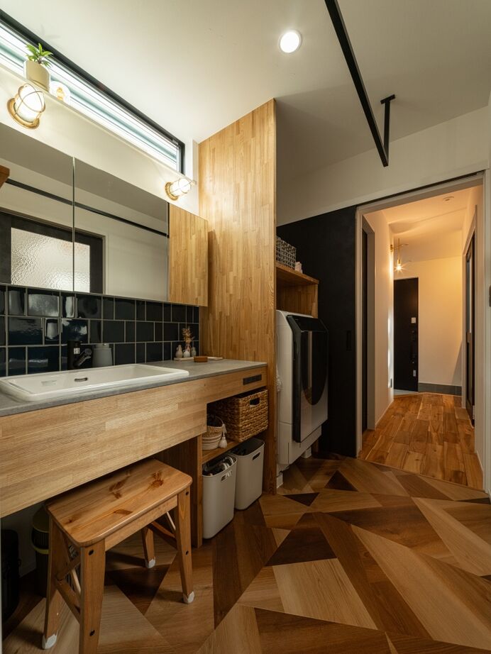 ハウスイズム建築設計事務所 【3000万円台/30.9坪/間取り有】カウンターに腰かけてお酒が楽しめる、バーのようなキッチンがある家の建築実例画像13