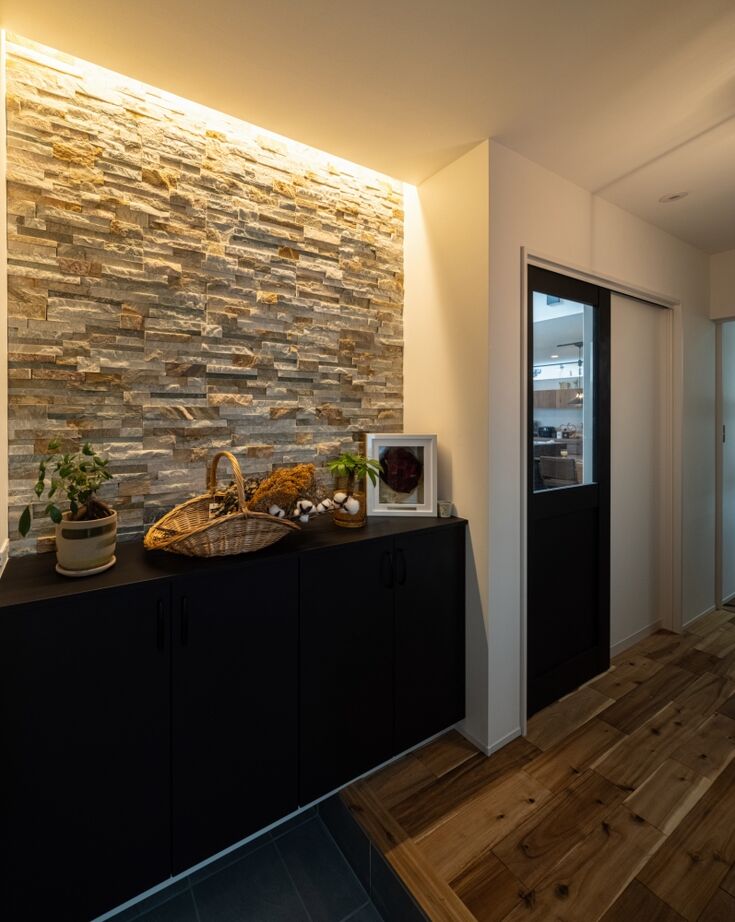 ハウスイズム建築設計事務所 【3000万円台/30.9坪/間取り有】カウンターに腰かけてお酒が楽しめる、バーのようなキッチンがある家の建築実例画像15