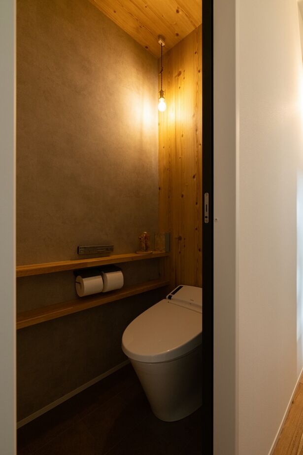 ハウスイズム建築設計事務所 【3000万円台/30.9坪/間取り有】カウンターに腰かけてお酒が楽しめる、バーのようなキッチンがある家の建築実例画像17