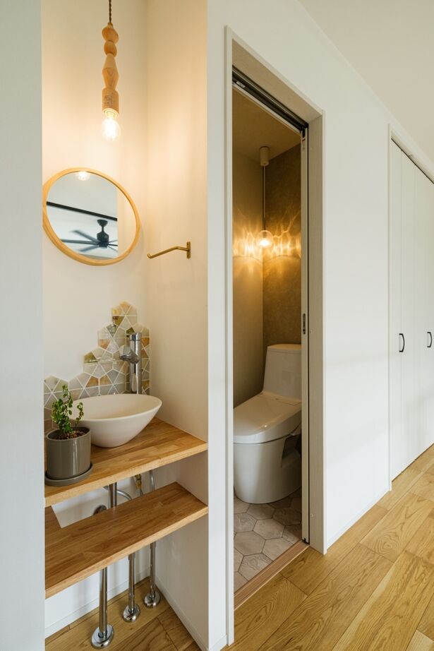 ハウスイズム建築設計事務所 【3000万円台/30.9坪/間取り有】カウンターに腰かけてお酒が楽しめる、バーのようなキッチンがある家の建築実例画像18