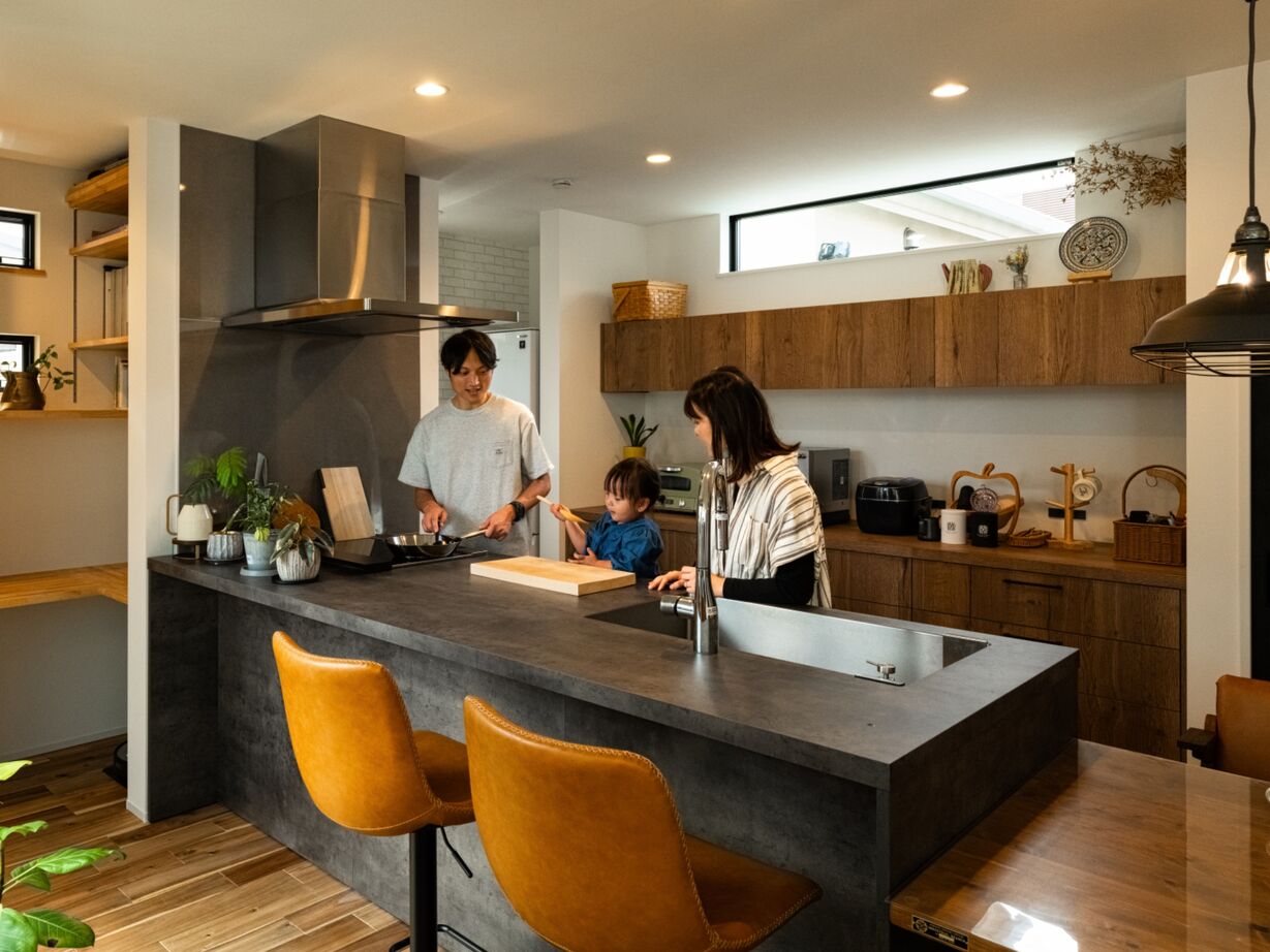 ハウスイズム建築設計事務所 【3000万円台/30.9坪/間取り有】カウンターに腰かけてお酒が楽しめる、バーのようなキッチンがある家の建築実例画像20