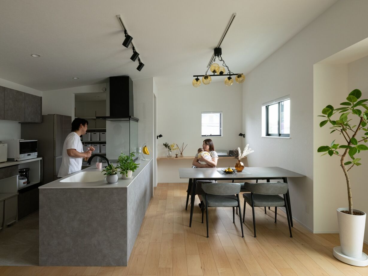 ハウスイズム建築設計事務所 【2000万円台/30坪台/間取り有】階段を上がると、光と風が迎えてくれる。開放感に包まれる2階リビングの建築実例画像2