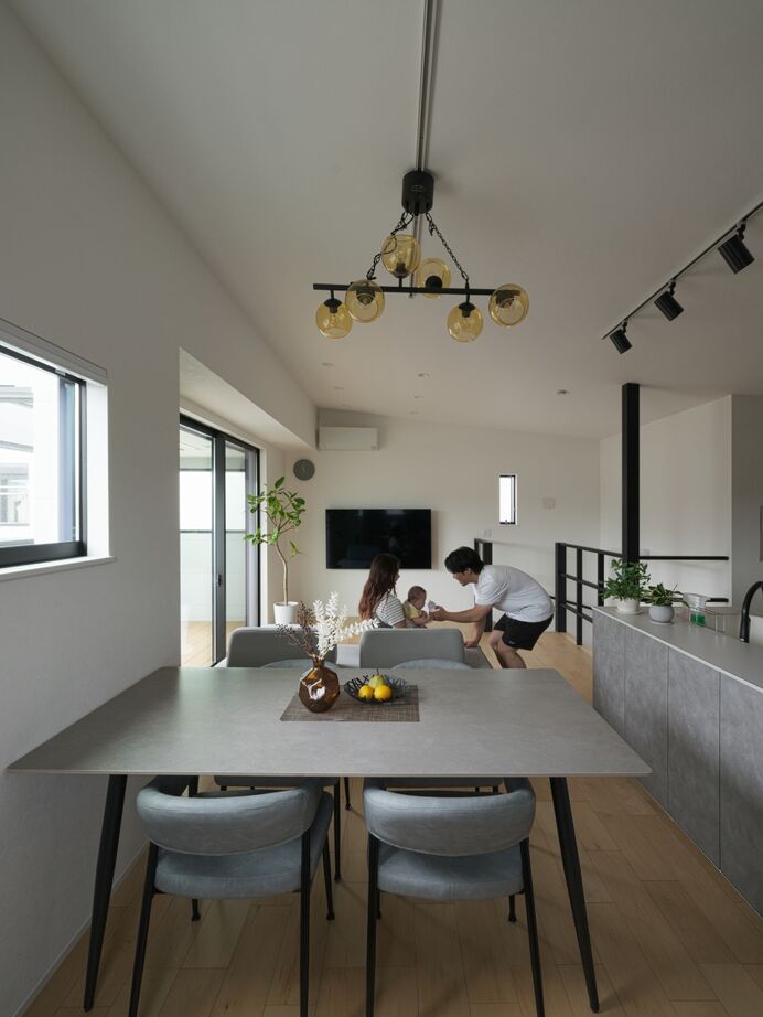 ハウスイズム建築設計事務所 【2000万円台/30坪台/間取り有】階段を上がると、光と風が迎えてくれる。開放感に包まれる2階リビングの建築実例画像3