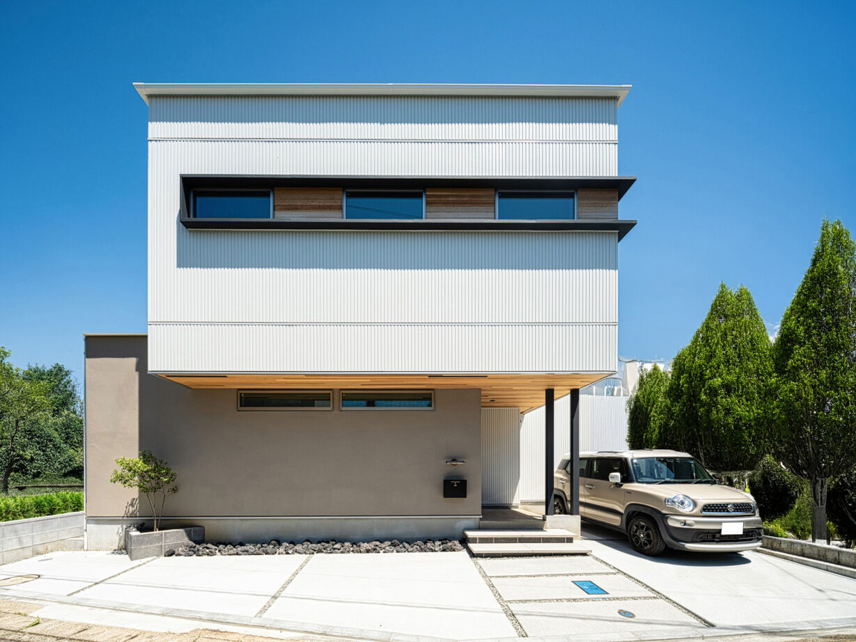 ハウスイズム建築設計事務所 【3100万円台/30坪台/間取り有】唯一無二のデザインや間取り提案に大満足。中庭でBBQを楽しむ夫婦の休日の建築実例画像1