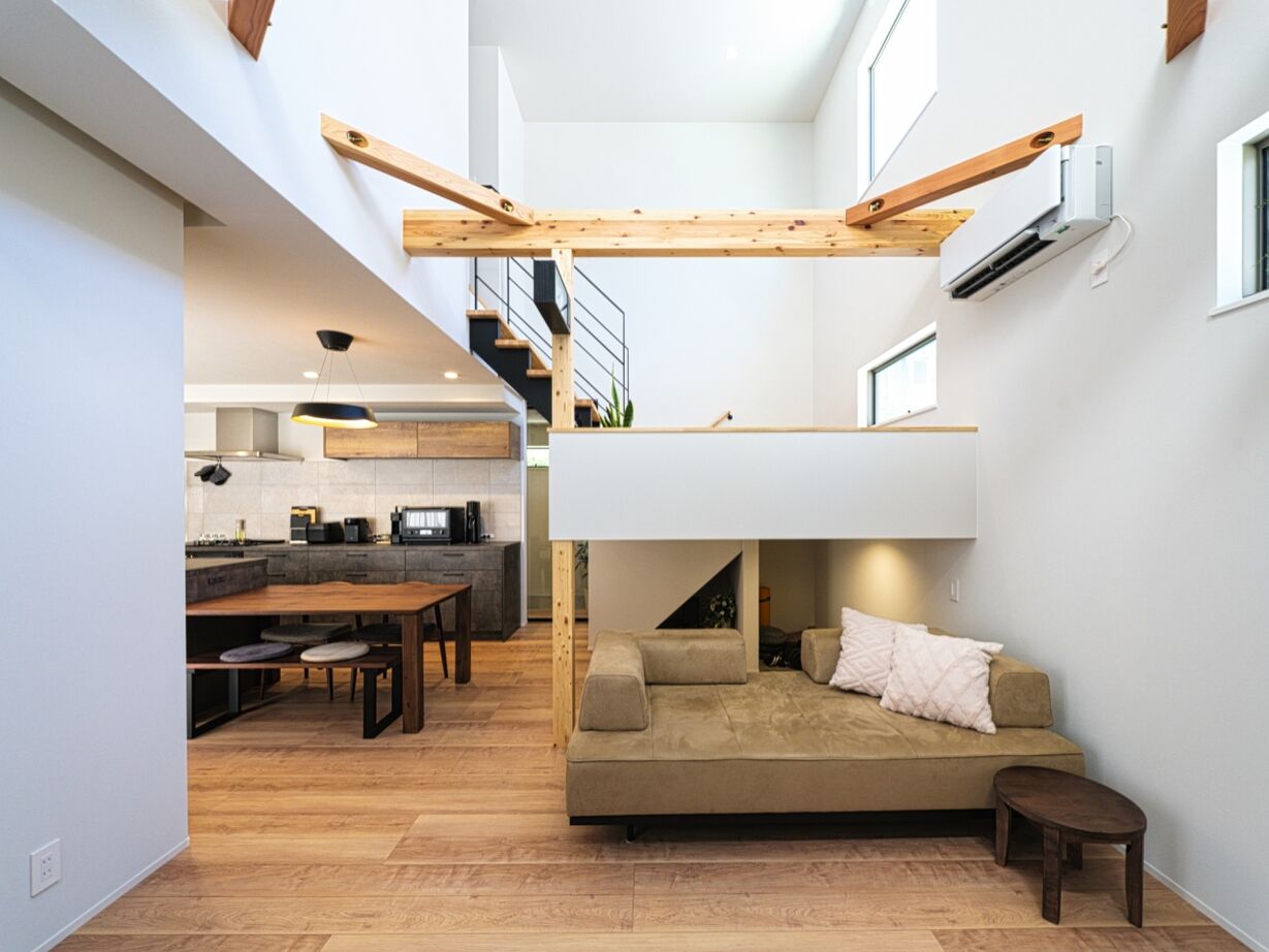 ハウスイズム建築設計事務所 【3100万円台/30坪台/間取り有】唯一無二のデザインや間取り提案に大満足。中庭でBBQを楽しむ夫婦の休日の建築実例画像2