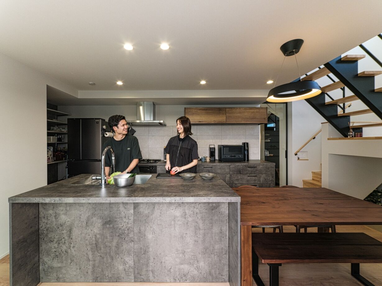 ハウスイズム建築設計事務所 【3100万円台/30坪台/間取り有】唯一無二のデザインや間取り提案に大満足。中庭でBBQを楽しむ夫婦の休日の建築実例画像4