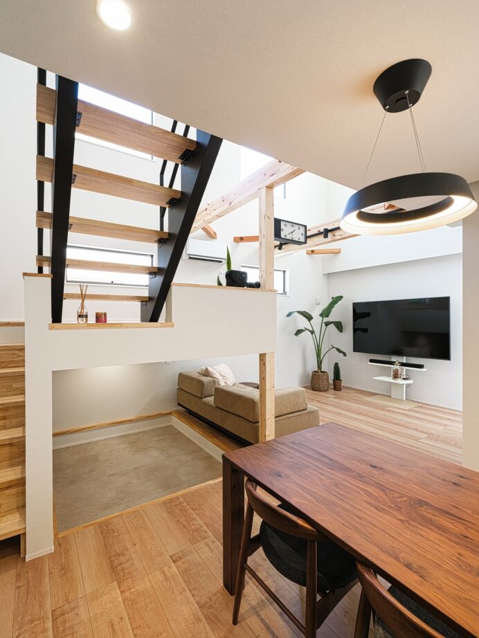 ハウスイズム建築設計事務所 【3100万円台/30坪台/間取り有】唯一無二のデザインや間取り提案に大満足。中庭でBBQを楽しむ夫婦の休日の建築実例画像5