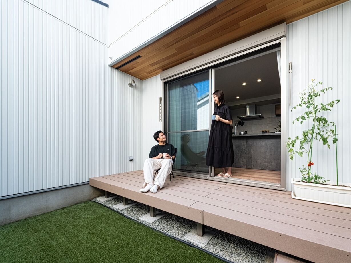 ハウスイズム建築設計事務所 【3100万円台/30坪台/間取り有】唯一無二のデザインや間取り提案に大満足。中庭でBBQを楽しむ夫婦の休日の建築実例画像7