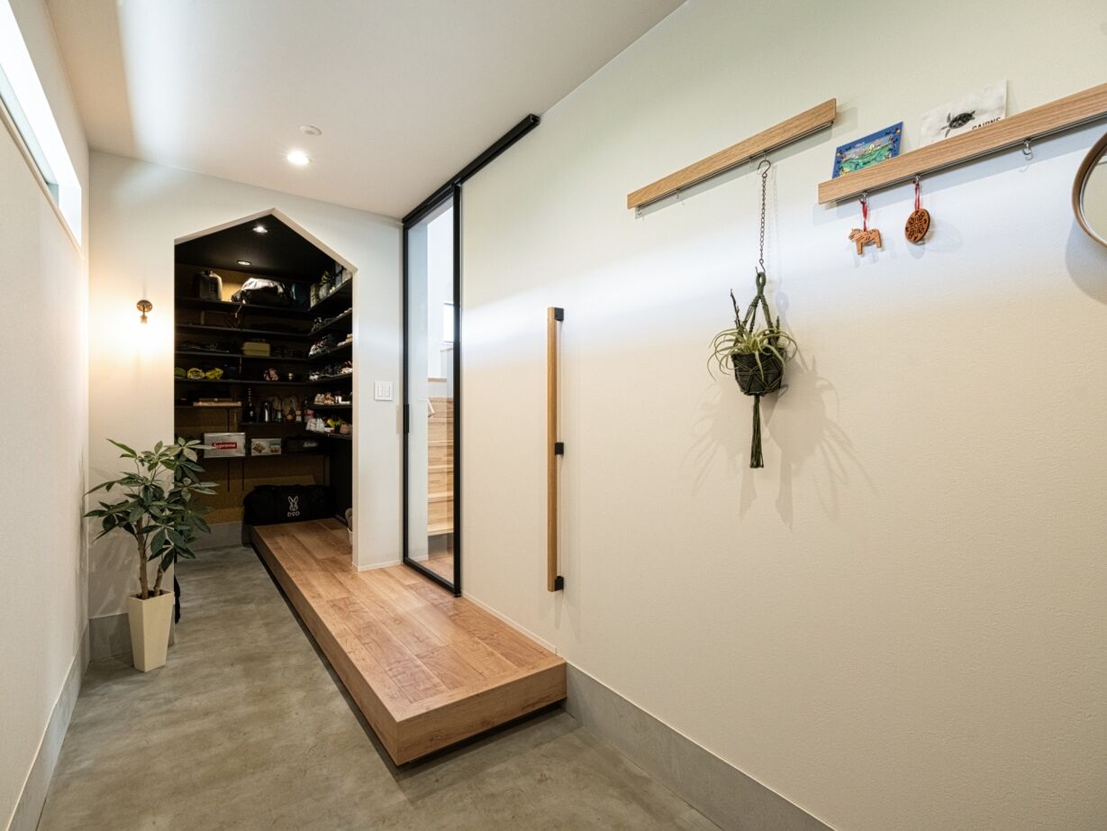 ハウスイズム建築設計事務所 【3100万円台/30坪台/間取り有】唯一無二のデザインや間取り提案に大満足。中庭でBBQを楽しむ夫婦の休日の建築実例画像9