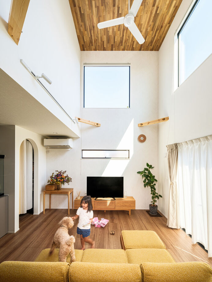 ハウスイズム建築設計事務所 【4000～4499万円/40坪台/間取り有/ガルバ】家族一緒の「おうち時間」が楽しい、祖父母と暮らす二世帯住宅の建築実例画像2