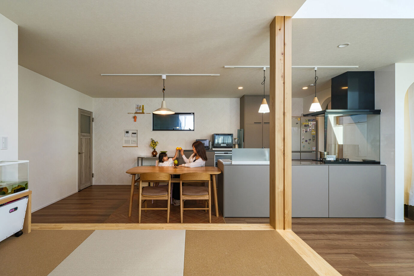 ハウスイズム建築設計事務所 【4000～4499万円/40坪台/間取り有/ガルバ】家族一緒の「おうち時間」が楽しい、祖父母と暮らす二世帯住宅の建築実例画像6