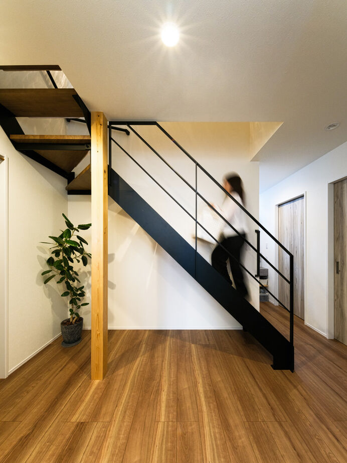 ハウスイズム建築設計事務所 【4000～4499万円/40坪台/間取り有/ガルバ】家族一緒の「おうち時間」が楽しい、祖父母と暮らす二世帯住宅の建築実例画像9