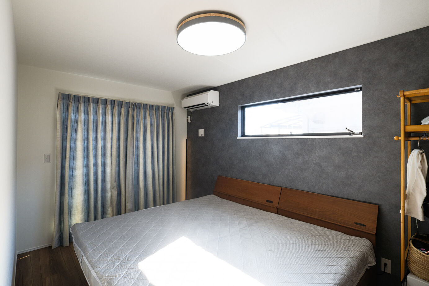 ハウスイズム建築設計事務所 【4000～4499万円/40坪台/間取り有/ガルバ】家族一緒の「おうち時間」が楽しい、祖父母と暮らす二世帯住宅の建築実例画像11