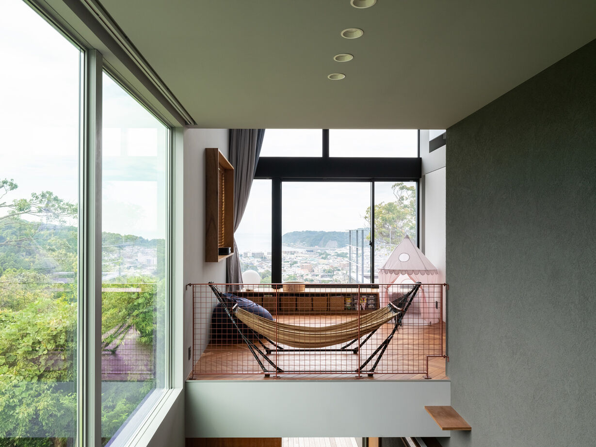 ハウスイズム建築設計事務所 【30坪台/間取り有】大パノラマの絶景を独り占め！海と山の豊かな自然を感じながら家族の絆を育む家の建築実例画像