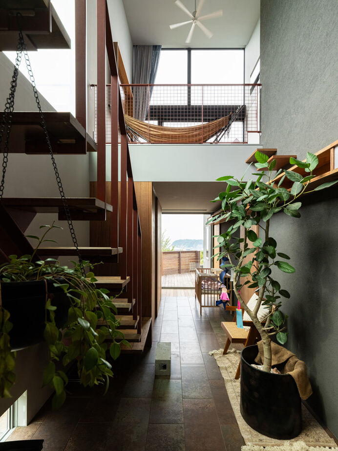 ハウスイズム建築設計事務所 【30坪台/間取り有】大パノラマの絶景を独り占め！海と山の豊かな自然を感じながら家族の絆を育む家の建築実例画像12