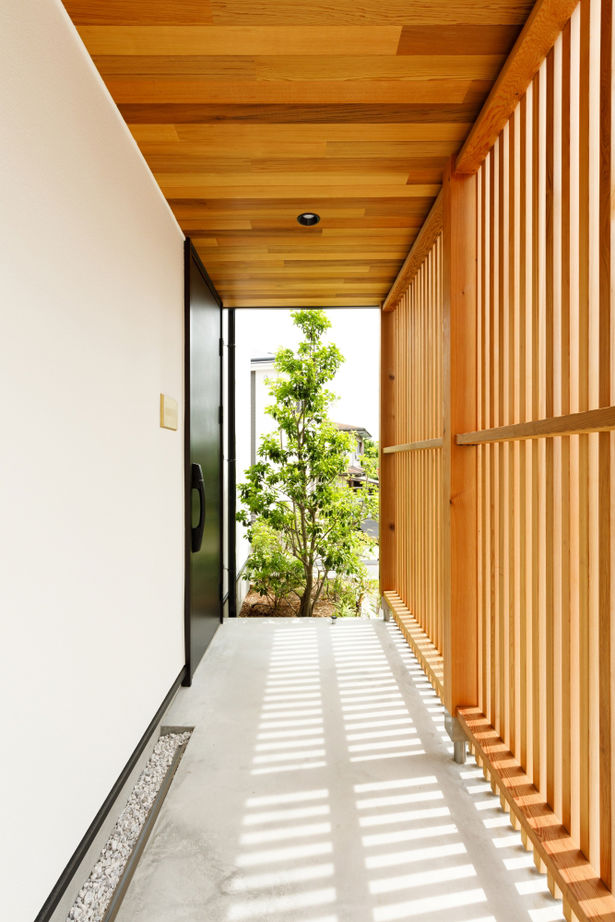 ハウスイズム建築設計事務所 【2500～2999万円/間取り有】段差が生む、こもれる安心感。視線の先には、季節が映る額縁のような窓の建築実例画像3