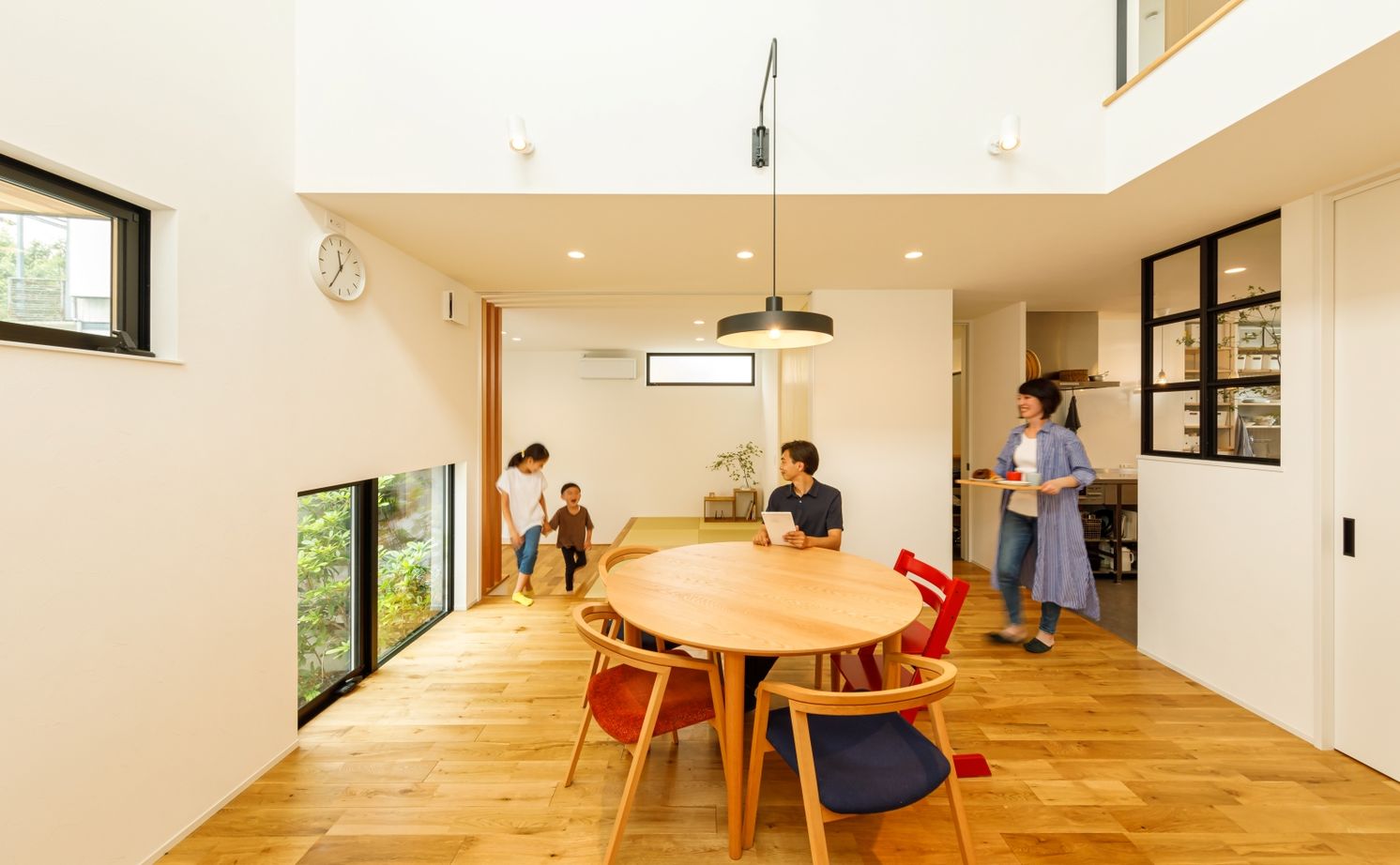 ハウスイズム建築設計事務所 【2500～2999万円/間取り有】段差が生む、こもれる安心感。視線の先には、季節が映る額縁のような窓の建築実例画像4