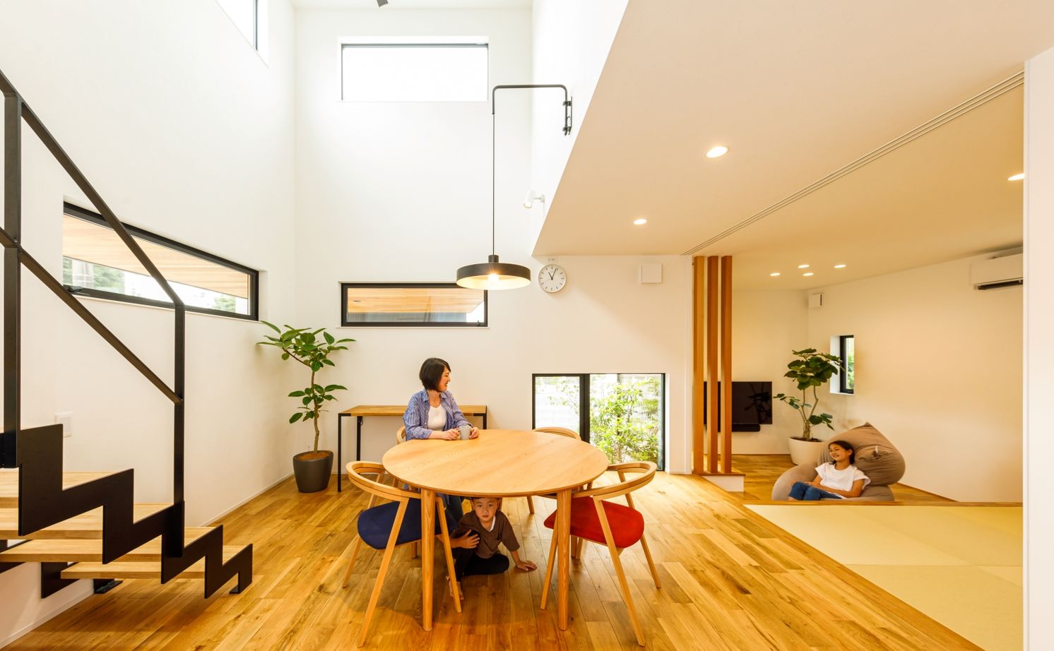 ハウスイズム建築設計事務所 【2500～2999万円/間取り有】段差が生む、こもれる安心感。視線の先には、季節が映る額縁のような窓の建築実例画像5